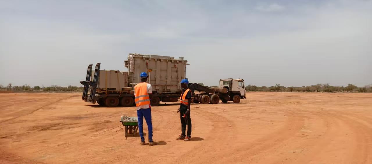 Helcykeltransport av Burkina Faso Power Grid Project från Tema av SPEED INT'L