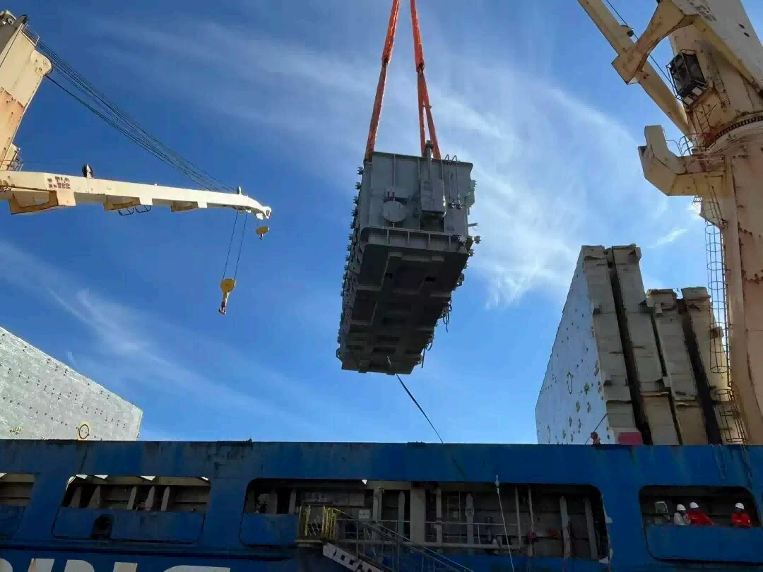 Två 128-tons transformatorer seglar mot Afrika: Varför varje tungt lyft är ett test av skicklighet och ansvar