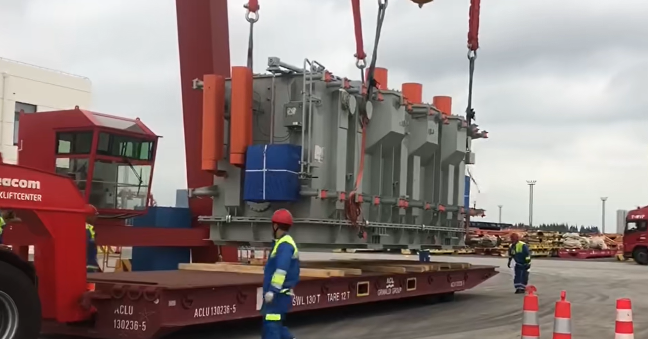 Port terminal mafi trailer handling oversized cargo for Africa shipment